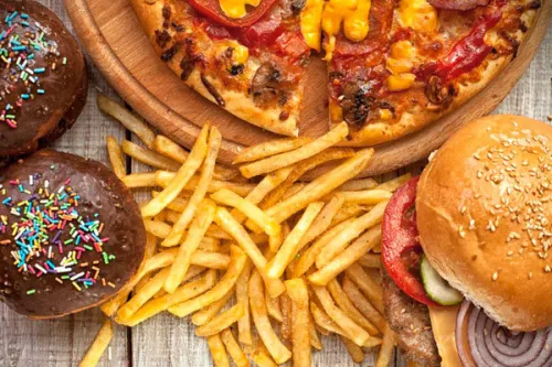 ارتباط هر ۱۰۰ گرم مصرف اضافی غذاهای آماده با افزایش ریسک بیماری ها