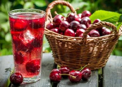 نوشیدن آب آلبالو سبب بهبود عملكرد ورزشی می شود